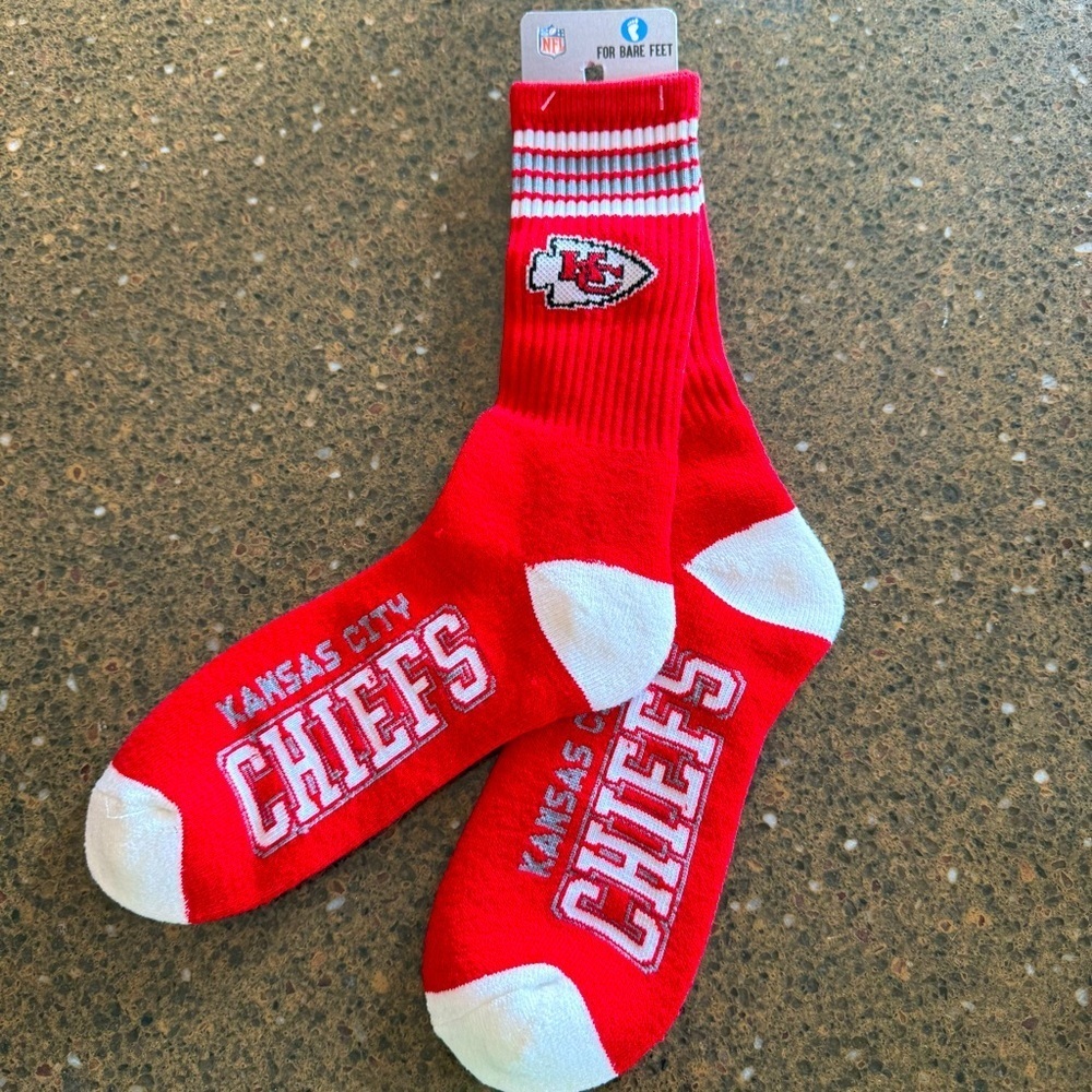 NEW Kansas City Chiefs For Bare Feet 4-Stripe Deuce Performance Crew Socks - Picture 2 of 10